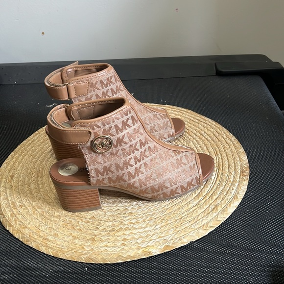 Michael Kors Kids Youth Canvas Monogram Peep Toe Sandals Heel Size 3 - Picture 2 of 16